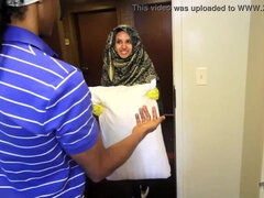 "Hijab Room Service" u0641u062au0627u0629 u0645u0631u0627u0647u0642u0629 u0639u0631u0628u064au0629 Shy 18yo Arab teen maid brings extra pill
