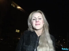 Gros seins, Sucer une bite, Couple, En levrette, Branlette thaïlandaise, De plein air, Public, Nénés