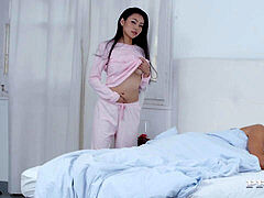 Asiatique, Noire, Brunette brune, Faciale, Japonaise, Lingerie, Petite femme, Nénés