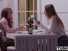 Kont naar mond, Bruinharig, Sperma shot, Hondjeshouding, Europees, 1 man 2 vrouwen, Lerarin, Trio