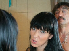 Rumpa, Avsugning, Brunett, Doggystyle, Handjobb, Kysser, Slick, Tonåring