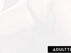 Lana Rhoades Gets Face-Sat by Lesbian Director April O'Neil