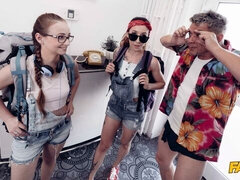 Arschlecken, Blasen, Hundestellung, Frau frau mann, Hardcore, Hotel, Tätowierung, Flotter dreier