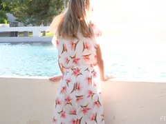 Punhos, Massagem, Masturbação, Orgasmo, Público, Solo chão, Brinquedos, Minissaia