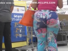 She shakes and jiggle her ass