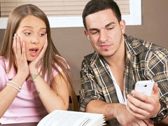 Gros cul, Grosse bite, Sucer une bite, Brunette brune, En levrette, Bureau, Adolescente, Nénés