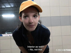 18 ans, Amateur, Sucer une bite, Brunette brune, Attrapée, Pov, Public, Suçant