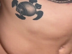 18 jaar, Grote lul, Pijpbeurt, Sperma in mond, Latijnse vrouw, Tatoeage, Tiener, Trio