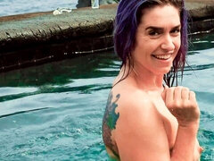 Mulher linda e grande, Masturbação, Boquiaberta, Mãe gostosa, Ao ar livre cartaz de rua outdoor, Piscina, Tatuagem, Brinquedos