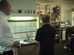 Makuuhuone, Bikinit, Spermashotti, Käsihoito, Keittiö, Luonnolliset tissit, Niellä, Teini