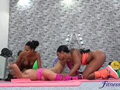 Arschlecken, Europäisch, Fingern, Hd, Lecken, Natürlichen titten, Muschi, Sport