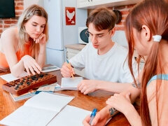 Grosser schwanz, Grosse titten, Blasen, Hundestellung, Frau frau mann, Küche, Dürr, Jungendliche (18+)