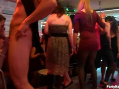 Grosser schwanz, Braunhaarige, Cfnm, Tanzen, Gruppe, Absätze, Party, Swingers