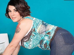 Amateur, Culo grande, Morena, Gordita, Penetracion con dedos, Masturbación, Solo, Estriptis