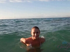 Strand, Bikini, Blondine, Give finger, Udendørs, Pov, Teenager, Våd