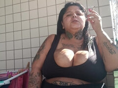 Amateur, Érotique, Fille latino, Mature, Seins naturels, Fumer, Solo, Tatouage