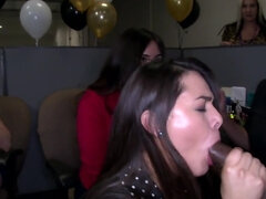 Sucer une bite, Brunette brune, Dingue, Éjaculer dans la bouche, Branlette thaïlandaise, Hard, Timide, Sperme