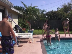 Schwarz, Blondine, Braunhaarige, Vollbusig, Hardcore, Interrassisch, Im freien, Pool