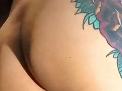 Amador amadora, Bundão, Fêmea, Masturbação, Mãe gostosa, Solo chão, Tatuagem