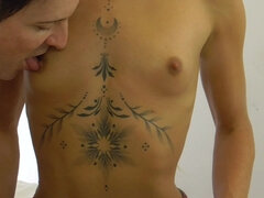 Enthousiasteling, Blond, Stel, Fetisj, Tepels, Klein, Tatoeage, Tieten likken