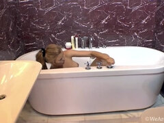 Rumpa, Blondin, Hårig, Onani, Uppsvällda bröstvårtor, Dusch, Upskirt