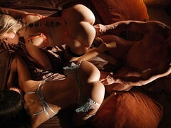 18 años, Culo grande, Verga grande, Tetas grandes, Mamada, Estilo perrito, Ffm, Flaco