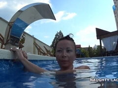 Peitos grandes, Biquine, Peituda, Fetiche, Exibicionismo, Piscina, Solo chão, Tetas