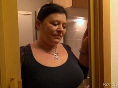 Grosse titten, Braunhaarige, Pummelig, Fingern, Masturbation, Reif, Solo, Entkleiden