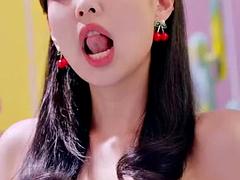 Jennie Totally Wants YOUR Ice Cream