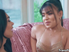 Duży tyłek, Czarny, Brunetka, Sperma, Włochaty, Obcasy, Cipka, Shemale