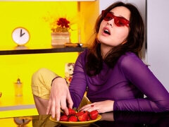 Brunetka, Słodka, Jedzenie, Masturbacja, Chudy, Solo, Cycki