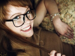 Anál, Zadek, Blondýna, Kuřba, Brýle, Líbání, Sukně, Teenka