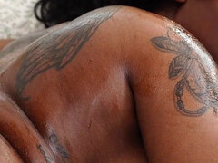 Leie, Grosser arsch, Grosse titten, Schwarz, Blasen, Paar, Spermaladung, Tätowierung