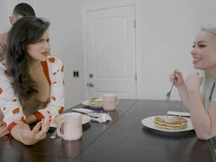 Stora tuttar, Svart, Blondin, Avsugning, Creampie, Dotter, Hd, Trekant