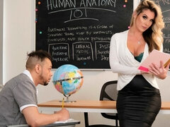 Μεγάλος κώλος, Ξανθιά, Πίπα, Σε στάση σκύλου στα τέσσερα, Φιλί, Γλείψιμο, Μουνί, Δασκάλα