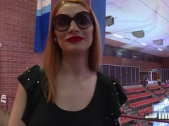 Chica, Gafas, Hotel, Dinero, Al aire libre, Estrella porno, Público, Adolescente