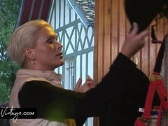 Grote mammen, Blond, Hondjeshouding, Vingeren, Handbeurt, Moeder die ik wil neuken, Natuurlijke tieten, Oud