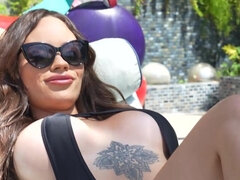 Bikini, Mamada, Estilo perrito, Sexo duro, Lamidas, Al aire libre, Piscina, Coño