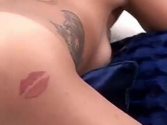 Stor røv, Kvinde, Kneppe maskine, Onani, Mor jeg gerne vil kneppe, Orgasme, Solo, Tatovering