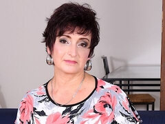 Stor pik, Store bryster, Pik sutte, Brunette, Hundestilling, Ældre kvinde, Mor jeg gerne vil kneppe, Kort hår