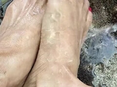 Leie, Filipina, Fußfetisch, Reif, Im freien, Solo