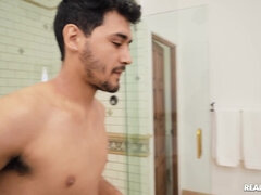 Badeværelse, Pik sutte, Sædskud, Langt ned i halsen, Komme på ansigtet, Brækfornemmelse, Latinsk, Piercing