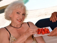 Grosser arsch, Blasen, Behaart, Handjob, Lecken, Reif, Im freien, Muschi