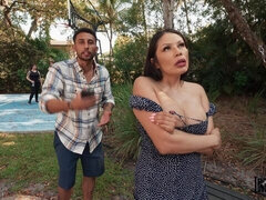 Stor stjärt, Stor kuk, Avsugning, Brunett, Doggystyle, Milf, Utomhus, Tuttar