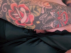 Stor røv, Lingerie, Mor jeg gerne vil kneppe, Naturlige bryster, Tatovering