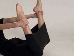 Flexible queen Hollyharlot shows off her perfect ass in a tight yoga dress