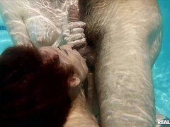 Blasen, Braunhaarige, Lecken, Pool, Muschi, Rotschopf