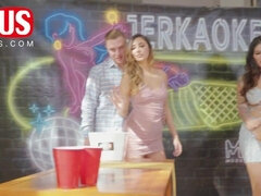 Μεγάλος κώλος, Μεγάλα βυζιά, Μελαχροινή, Παιχνίδι, Μαλακία, Ηδ, Πάρτυ, Πρώτου προσώπου