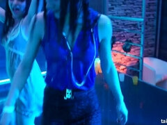 Блондинки, Семяизвержение, Куколка, Межрасовый секс, Лизание, Вечеринка, Сосущие, Свингеры