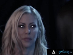 Grosser arsch, Grosse titten, Gesichtssitzen, Fingern, Lesbisch, Muschi, Weibliche ejakulation, Flotter dreier